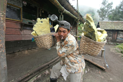 Features - A miners load of sulphur is weighed at the weighing station 