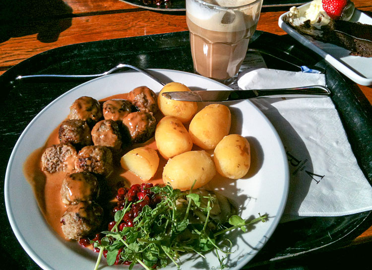 A succulent plateful of meatballs, gravy and potatoes. Image by Attila Malarik / CC BY-SA 2.0.