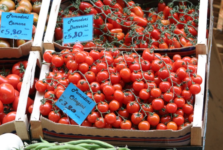 Plump pomodori tremulously await their fate. Image by Cipaz CiCCiO / CC BY-SA 2.0